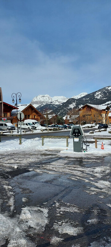 © Borne de rechargement véhicules électriques - Mairie de Châtel