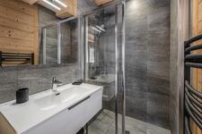 © Salle de bains 5 pièces - Chalet 3 Fontaines E4 - L.Debas