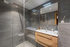 © Salle de bains 5 pièces - Les Flambeaux - Bo Immobilier