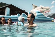 © Famille dans l'eau - Forme d'o - L.Meyer - Châtel
