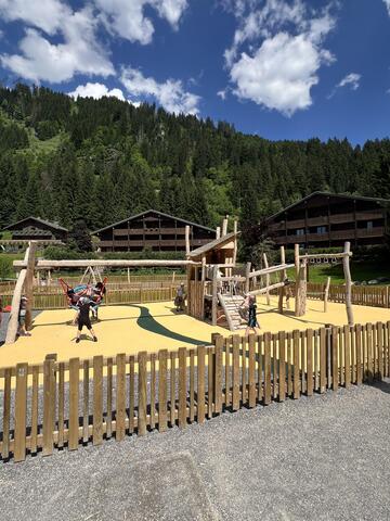 © Enfants qui jouent - Aire de jeux de Vonnes - C.Marchand - Mairie de Châtel