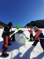 © Bonhomme de neige -Club des Petits Montagnards - M.Ghezli - Mairie de Châtel