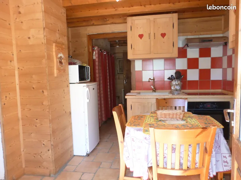 © 2-kamerapp. - Le Ver Luisant_Châtel - Armande Grillet Munier