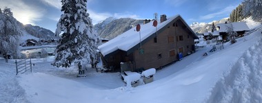 © Chalet extérieur derrière hiver - Vuarand Patrice et Yveline