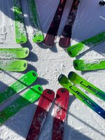 © Ski's op sneeuw - Vertical Horizons