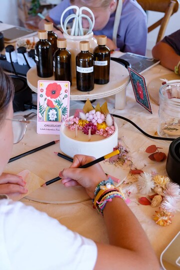© Atelier : création de bougie fleurie - Bal Bougie