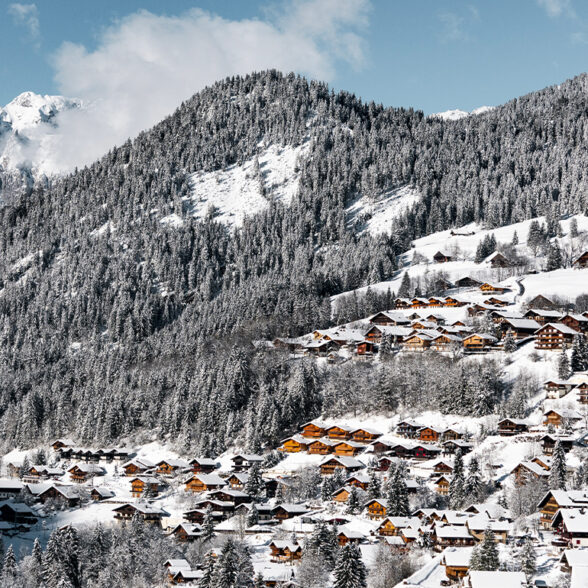 Beau village de Châtel en hiver