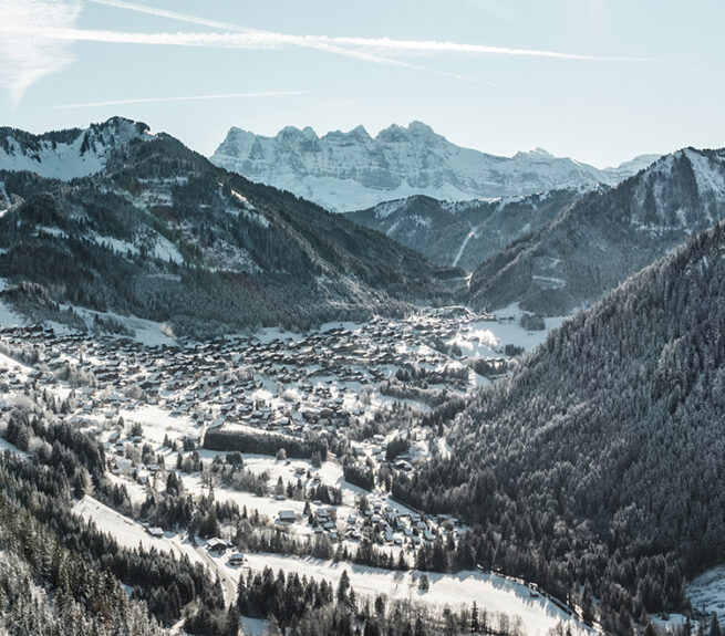 Vue de loin du village de Châtel en hiver