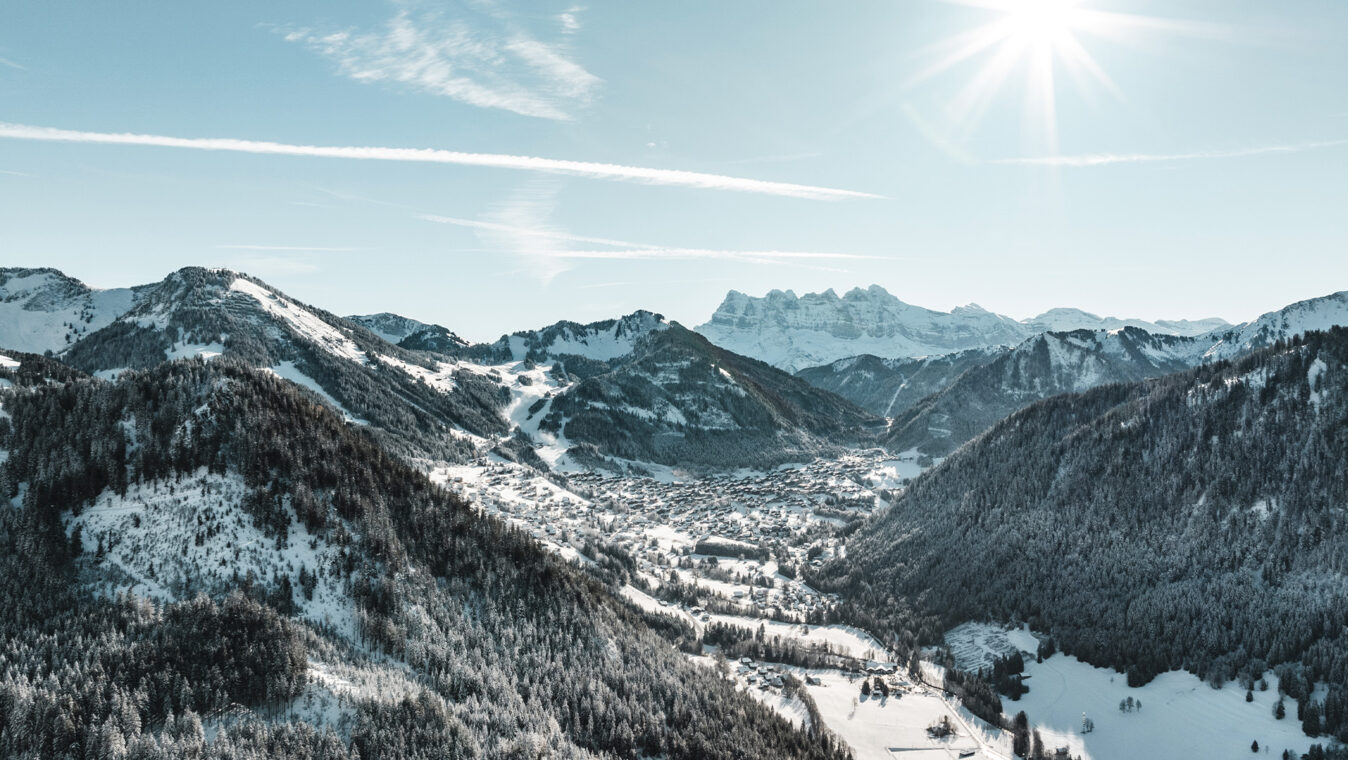 Photo du village de Châtel en hiver