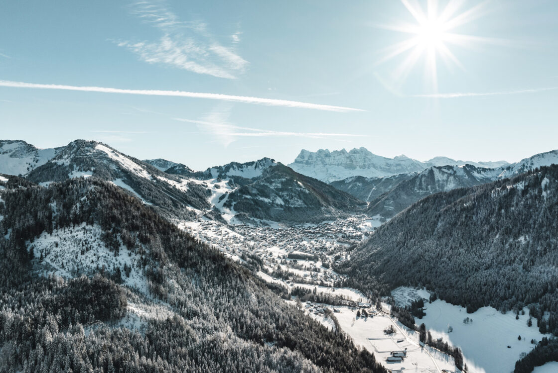 Photo du village de Châtel en hiver