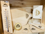 Thermomètre, planche à découper, spatules en bois logotés Châtel
