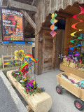 Extérieur de la boutique avec son bassin de fleur et divers jeux exposés