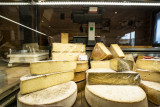 Etal de fromages Abondance et tommes de Savoie