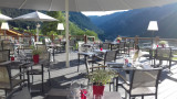 Terrasse du restaurant ombragée avec vue sur les montagnes
