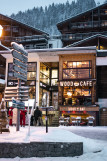 Façade du Wood Café en hiver