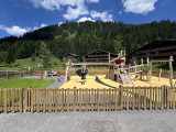 Enfants qui jouent à la balançoire et sur le toboggan