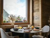 Table petit déjeuner fenêtre - Hôtel Fleur de Neige