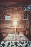 Zoom sur une table du restaurant avec décoration d'objet anciens