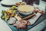 Berthoud avec salade et charcuterie