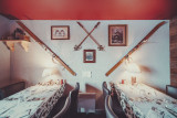 Salle du restaurant avec sur le mur de vieux skis en bois en décoration