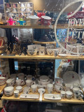Vitrine avec vaisselle