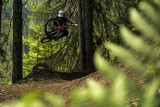 Vététiste en action sur la piste Ric et Rac du Bike Park de Châtal