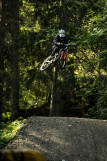 Saut de la piste Ric et Rac du Bike Park de Châtel