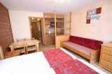 Lits Twin, banquette, table et chaises coin kitchnette