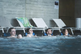 Détente entre amis dans le bassin de l'espace Océane