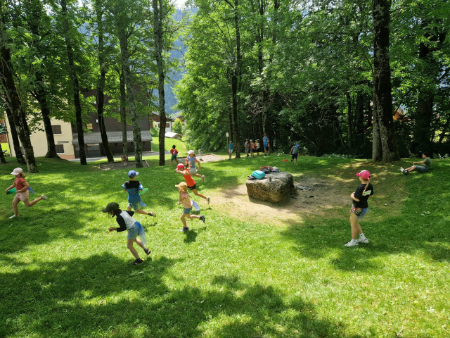 Jeux dans une zone ombragée au Petit-Châtel
