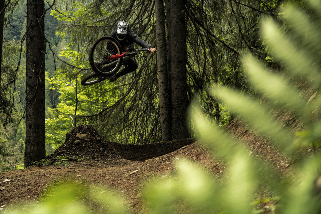 Vététiste en action sur la piste Ric et Rac du Bike Park de Châtal