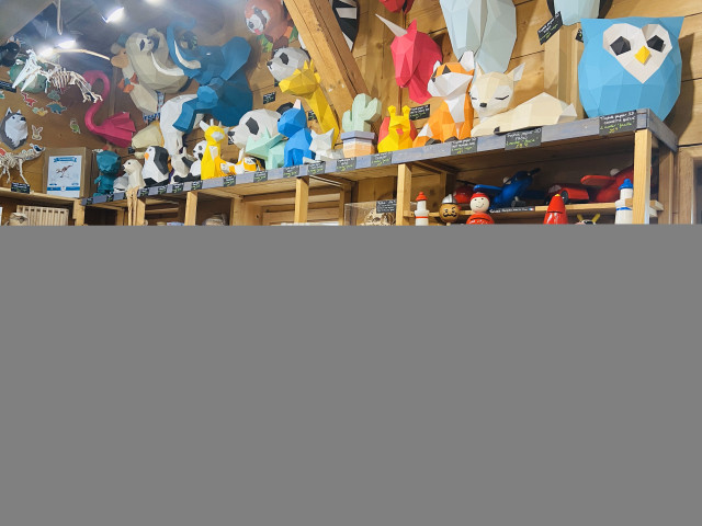 Etagère de jeux en bois et déco en papier