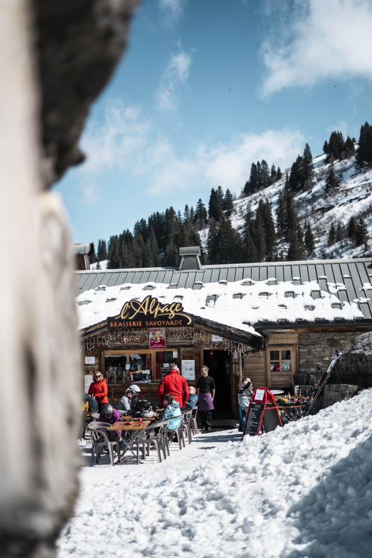 Restaurant d'altitude l'Alpage en hiver et sa terrasse