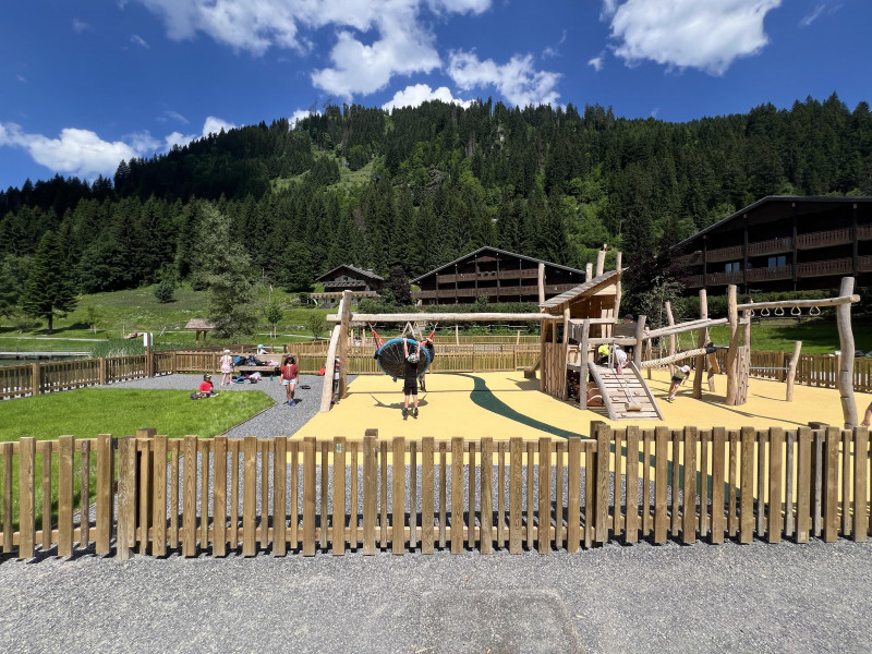 Enfants qui jouent à la balançoire et sur le toboggan