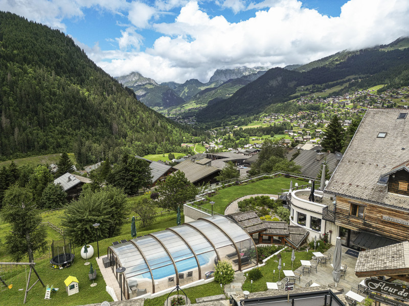 Piscine vue d'en haut été - Hôtel Fleur de Neige