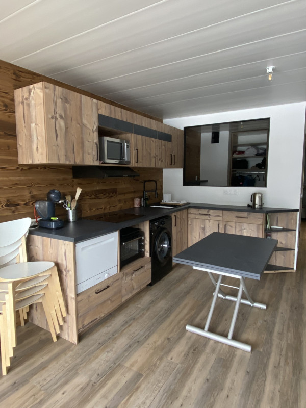Fabrication d'une cuisine sur mesure avec installation d'une verrière, sol en lames PCV collé à Châtel