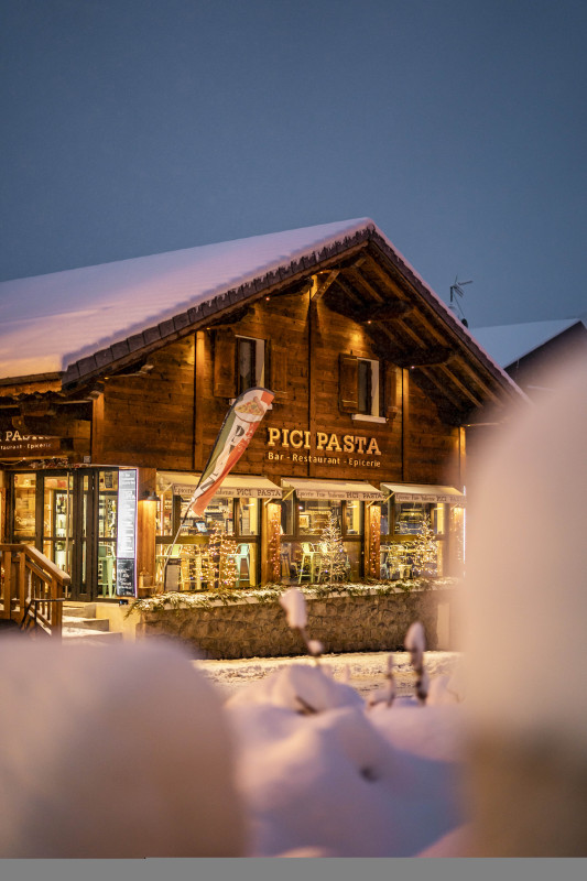 Restaurant de nuit sous la neige