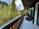 Balcon avec hamac, vue sur la rivière et les montagnes