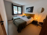 Chambre avec deux lits simples pouvant faire un lit double, fenêtre