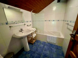 Salle de bains à l'étage avec lavabo sur pied, miroir, baignoire | douche
