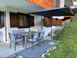 Terrasse en été du 3 pièces Tyroliens A avec le mobilier de jardin