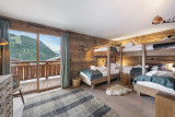 Chambre idéale pour les enfants avec lits superposées, baie vitrée donnant accès au balcon