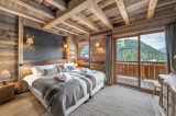 Chambre avec lits juemelés, décoration et ameublement très modernes, poutres apparentes, très lumineuse, accès balcon