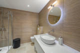 Salle de bains au design moderne avec douche à l'italienne, toilettes, vasque