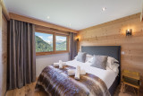 Chambre avec lit double, fenêtre donnant vue sur les montagnes