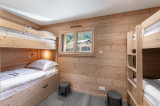 Chambre pour les enfants avec lits superposés et petite fenêtre