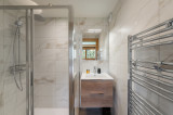 Salle de bains avec douche, vasque simple et son meuble, miroir, sèche serviettes et fenêtre