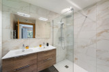 Salle de bains avec double vasque et son meuble, grand miroir et douche à l'italienne