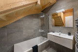 Salle de bains avec baignoire, grand vasque et son meuble, grand miroir