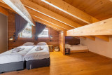 Chambre familliale avec deux lits jumelés et espace enfants avec lits simples